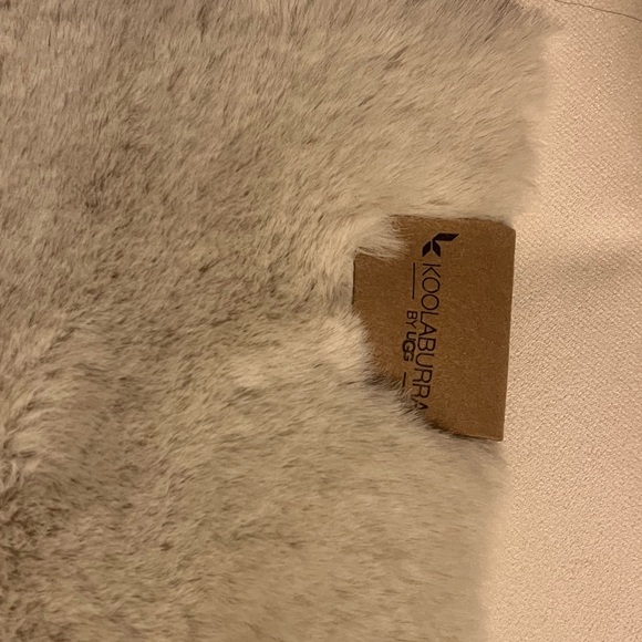 Ugg Koolaburra Baxter Faux Fur Area Rug 27”x44” light gray NWT - Picture 3 of 4